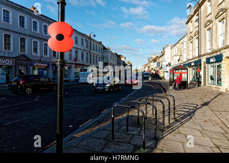 Warminster, Wiltshire, UK. 7. November 2016.  Handgestrickte Mohn im Markt Stadt von Warminster, Wiltshire, zum Gedenken an britischen und Commonwealth gefallen Soldaten Credit: Andrew Harker/Alamy Live News Stockfoto