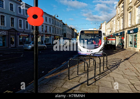 Warminster, Wiltshire, UK. 7. November 2016.  Handgestrickte Mohn im Markt Stadt von Warminster, Wiltshire, zum Gedenken an britischen und Commonwealth gefallen Soldaten Credit: Andrew Harker/Alamy Live News Stockfoto