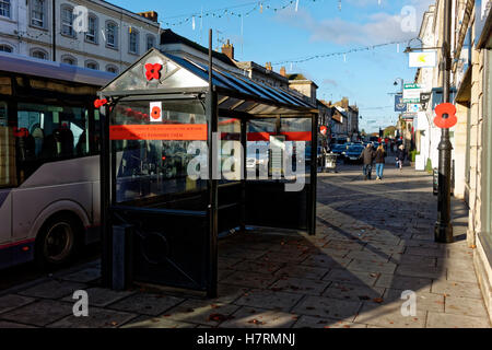 Warminster, Wiltshire, UK. 7. November 2016.  Handgestrickte Mohn im Markt Stadt von Warminster, Wiltshire, zum Gedenken an britischen und Commonwealth gefallen Soldaten Credit: Andrew Harker/Alamy Live News Stockfoto