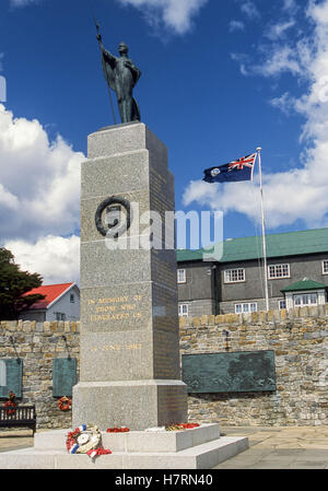 Port Stanley, Falkland-Inseln. 7. Februar 2003. Falkland-Inseln Flagge fliegt über Denkmal in Port Stanley, Hauptstadt der Falkland-Inseln, errichtet von den Islanders zum Gedenken an ihre Befreiung in die kurze unerklärten Krieg zwischen Argentinien und Großbritannien im Jahr 1982 um die Kontrolle über die Falklandinseln © Arnold Drapkin/ZUMA Draht/Alamy Live News Stockfoto