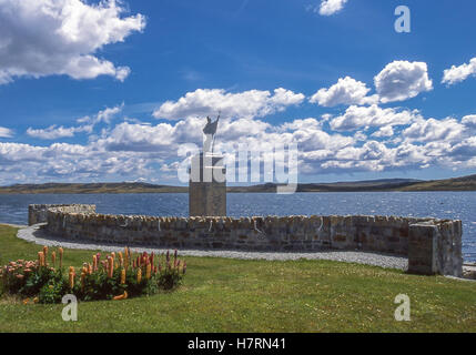 Port Stanley, Falkland-Inseln. 10. Februar 2003. Statue aus Britannia oben auf dem Denkmal in Port Stanley, Hauptstadt der Falkland-Inseln, errichtet von den Islanders zum Gedenken an ihre Befreiung in die kurze unerklärten Krieg zwischen Argentinien und Großbritannien im Jahr 1982 über die Kontrolle der Falkland-Inseln © Arnold Drapkin/ZUMA Draht/Alamy Live News Stockfoto