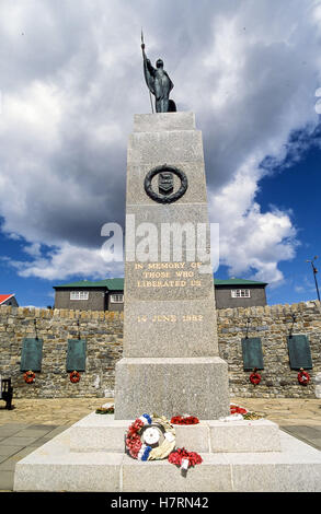 Port Stanley, Falkland-Inseln. 7. Februar 2003. Statue aus Britannia oben auf dem Denkmal in Port Stanley, Hauptstadt der Falkland-Inseln, errichtet von den Islanders zum Gedenken an ihre Befreiung in die kurze unerklärten Krieg zwischen Argentinien und Großbritannien im Jahr 1982 über die Kontrolle der Falkland-Inseln © Arnold Drapkin/ZUMA Draht/Alamy Live News Stockfoto