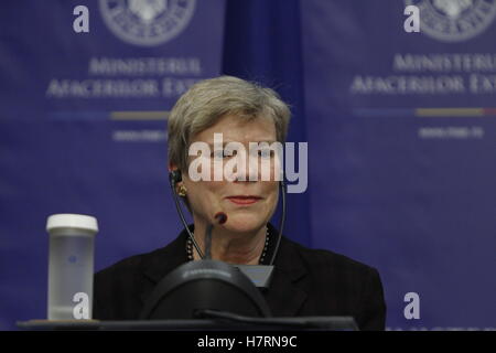 Bukarest, Rumänien. 7. November 2016. Stellvertretender Generalsekretär der NATO Rose Gottemoeller spricht bei der gemeinsamen Pressekonferenz mit Außenminister von Rumänien, Lazar Comanescu. Bildnachweis: Gabriel Petrescu/Alamy Live-Nachrichten Stockfoto