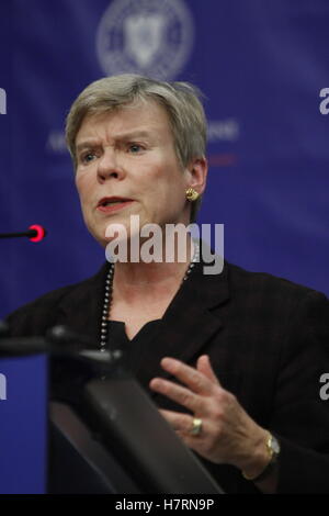 Bukarest, Rumänien. 7. November 2016. Stellvertretender Generalsekretär der NATO Rose Gottemoeller spricht bei der gemeinsamen Pressekonferenz mit Außenminister von Rumänien, Lazar Comanescu. Bildnachweis: Gabriel Petrescu/Alamy Live-Nachrichten Stockfoto