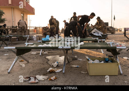 Gogjali, Ninive, Irak. 5. November 2016. Sanitäter reinigen Up nach ein Ansturm von verwundet wird an einer Notfallstation im Gogjali, im Irak, 5. November 2016 behandelt. © Nish Nalbandian/ZUMA Draht/Alamy Live-Nachrichten Stockfoto