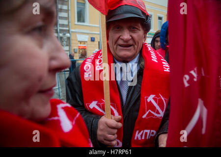 Moskau, Russland. 7. November 2016, Kommunisten Partei Unterstützer versammeln zum 99. Jubiläum von der bolschewistischen Revolution von 1917 in zentralen Straßen von Moskau Credit: Nikolay Vinokurov/Alamy Live News Stockfoto