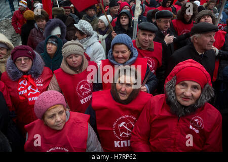 Moskau, Russland. 7. November 2016, Kommunisten Partei Unterstützer versammeln zum 99. Jubiläum von der bolschewistischen Revolution von 1917 in zentralen Straßen von Moskau Credit: Nikolay Vinokurov/Alamy Live News Stockfoto