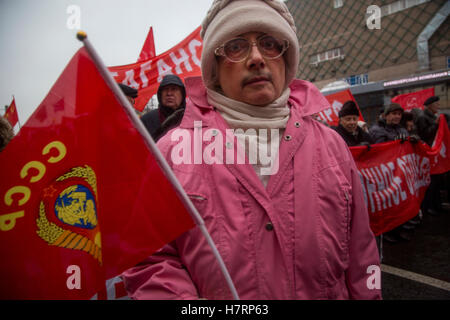 Moskau, Russland. 7. November 2016, Kommunisten Partei Unterstützer versammeln zum 99. Jubiläum von der bolschewistischen Revolution von 1917 in zentralen Straßen von Moskau Credit: Nikolay Vinokurov/Alamy Live News Stockfoto