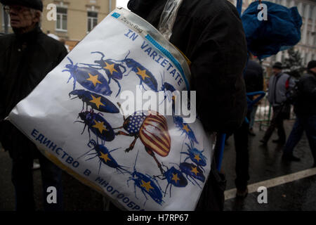 Moskau, Russland. 7. November 2016, Kommunisten Partei Unterstützer versammeln zum 99. Jubiläum von der bolschewistischen Revolution von 1917 in zentralen Straßen von Moskau Credit: Nikolay Vinokurov/Alamy Live News Stockfoto