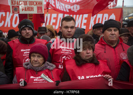 Moskau, Russland. 7. November 2016, Kommunisten Partei Unterstützer versammeln zum 99. Jubiläum von der bolschewistischen Revolution von 1917 in zentralen Straßen von Moskau Credit: Nikolay Vinokurov/Alamy Live News Stockfoto