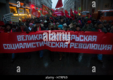 Moskau, Russland. 7. November 2016, Kommunisten Partei Unterstützer versammeln zum 99. Jubiläum von der bolschewistischen Revolution von 1917 in zentralen Straßen von Moskau Credit: Nikolay Vinokurov/Alamy Live News Stockfoto