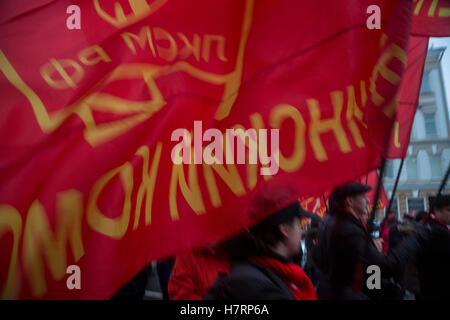 Moskau, Russland. 7. November 2016, Kommunisten Partei Unterstützer versammeln zum 99. Jubiläum von der bolschewistischen Revolution von 1917 in zentralen Straßen von Moskau Credit: Nikolay Vinokurov/Alamy Live News Stockfoto