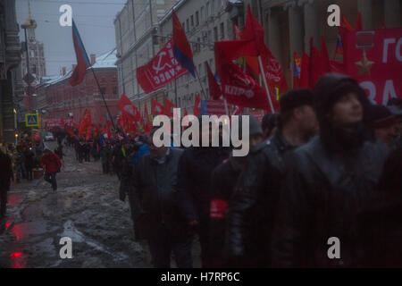 Moskau, Russland. 7. November 2016, Kommunisten Partei Unterstützer versammeln zum 99. Jubiläum von der bolschewistischen Revolution von 1917 in zentralen Straßen von Moskau Credit: Nikolay Vinokurov/Alamy Live News Stockfoto