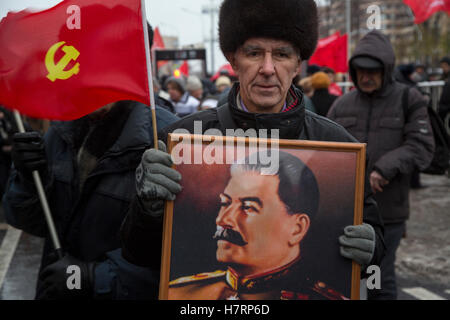 Moskau, Russland. 7. November 2016, Kommunisten Partei Unterstützer versammeln zum 99. Jubiläum von der bolschewistischen Revolution von 1917 in zentralen Straßen von Moskau Credit: Nikolay Vinokurov/Alamy Live News Stockfoto