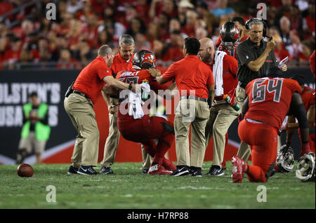 Florida, USA. 3. November 2016. LOREN ELLIOTT | Zeiten. Tampa Bay Buccaneers center Joe Hawley (68) aus dem Feld nach einer Verletzung im zweiten Quartal des Spiels zwischen den Atlanta Falcons und Tampa Bay Buccaneers im Raymond James Stadium in Tampa, Florida, auf Donnerstag, 3. November 2016 geholfen. © Loren Elliott/Tampa Bay Times / ZUMA Draht/Alamy Live News Stockfoto