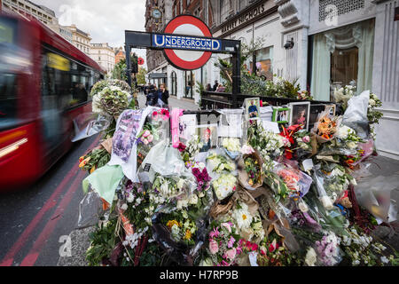 London, UK. 7. November 2016. Floral Tribute für italienischen Prinzen Filippo Corsini außerhalb Knightsbridge u-Bahnstation. Corsini, Erbe eines der ältesten Familien von Florenz, wurde der achte Radfahrer getötet werden auf den Straßen von London in diesem Jahr, nachdem er unter das Rad eines LKW in der Nähe von u-Bahn-Station Knightsbridge gezogen wurde. Örtliche Polizei Berichten, dass sie einen 42 Jahre alten Mann wegen des Verdachts der Todesfolge durch unvorsichtige fahren verhaftet haben. Bildnachweis: Guy Corbishley/Alamy Live-Nachrichten Stockfoto