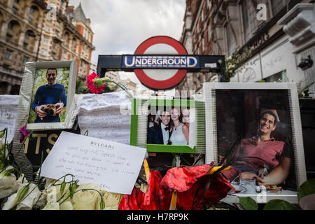 London, UK. 7. November 2016. Floral Tribute für italienischen Prinzen Filippo Corsini außerhalb Knightsbridge u-Bahnstation. Corsini, Erbe eines der ältesten Familien von Florenz, wurde der achte Radfahrer getötet werden auf den Straßen von London in diesem Jahr, nachdem er unter das Rad eines LKW in der Nähe von u-Bahn-Station Knightsbridge gezogen wurde. Örtliche Polizei Berichten, dass sie einen 42 Jahre alten Mann wegen des Verdachts der Todesfolge durch unvorsichtige fahren verhaftet haben. Bildnachweis: Guy Corbishley/Alamy Live-Nachrichten Stockfoto