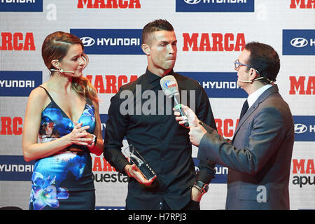 Madrid, Madrid, Spanien. 7. November 2016. Cristiano Ronaldo erhält den "Alfredo Di Stefano Award" während der Premios MARCA de Futbol-Gala im Florida Park am 7. November 2016 in Madrid, Spanien. Bildnachweis: Jack Abuin/ZUMA Draht/Alamy Live-Nachrichten Stockfoto