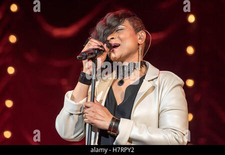 Bournemouth, UK. 7. November 2016. Gabrielle live in Konzert im Pavillon in Bournemouth Credit: Charlie Raven/Alamy Live News Stockfoto