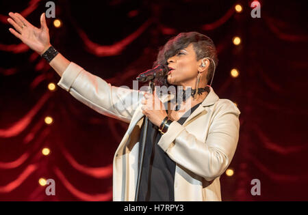 Bournemouth, UK. 7. November 2016. Gabrielle live in Konzert im Pavillon in Bournemouth Credit: Charlie Raven/Alamy Live News Stockfoto