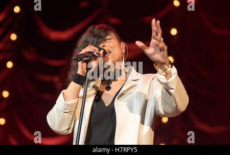 Bournemouth, UK. 7. November 2016. Gabrielle live in Konzert im Pavillon in Bournemouth Credit: Charlie Raven/Alamy Live News Stockfoto