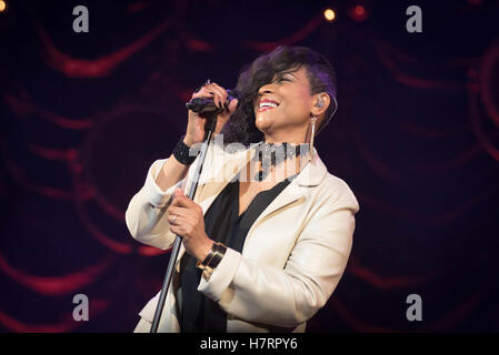 Bournemouth, UK. 7. November 2016. Gabrielle live in Konzert im Pavillon in Bournemouth Credit: Charlie Raven/Alamy Live News Stockfoto