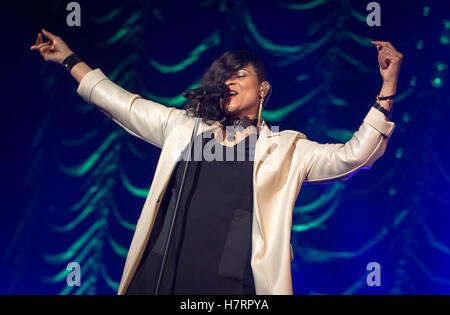 Bournemouth, UK. 7. November 2016. Gabrielle live in Konzert im Pavillon in Bournemouth Credit: Charlie Raven/Alamy Live News Stockfoto