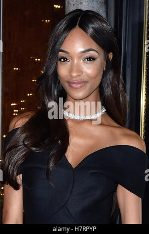 London, UK. 7. November 2016. Jourdan Dunn stellt Tiffany & Co Weihnachtsfenster Tiffany & Co, New Bond Street, London. Bildnachweis: Alan D West/Alamy Live-Nachrichten Stockfoto