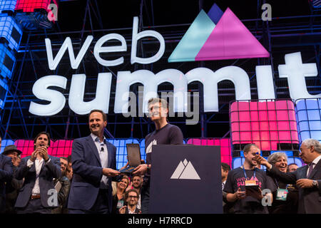 Lissabon, Portugal. 7. November 2016. Bürgermeister von Lissabon, Fernando Medina (L) bietet den Schlüssel der Stadt Lissabon Gründer & CEO von Web Summit, Paddy Cosgrave (R), im Web Summit 2016, in Lissabon, Portugal-Credit: Alexandre de Sousa/Alamy Live News Stockfoto