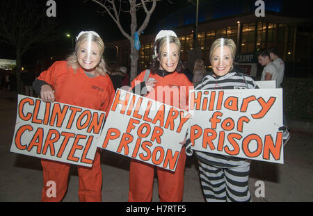 Manchester, New Hampshire, USA. 7. November 2016. Drei Frauen gekleidet in Hillary Clinton Häftling Kostüme außerhalb einer Donald Trump-Kundgebung in Mancheser, NH Credit: Andrew Cline/Alamy Live News Stockfoto