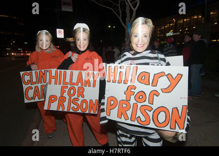 Manchester, New Hampshire, USA. 7. November 2016. Drei Frauen gekleidet in Hillary Clinton Häftling Kostümen auf einer Kundgebung von Donald Trump in Manchester, NH, USA Credit: Andrew Cline/Alamy Live News Stockfoto