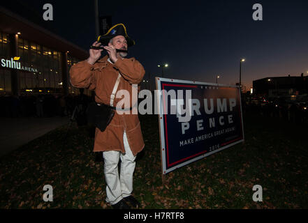 Manchester, New Hampshire, USA. 7. November 2016. Scott Sturgeon von Plaistow, NH, spielt die Fife während des Tragens einer amerikanischer revolutionärer Krieg Kostüm neben Donald Trump Zeichen Credit: Andrew Cline/Alamy Live News Stockfoto