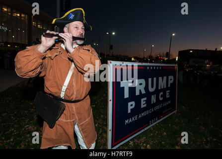 Manchester, New Hampshire, USA. 7. November 2016. Scott Sturgeon von Plaistow, NH, spielt die Fife während des Tragens einer amerikanischer revolutionärer Krieg Kostüm neben Donald Trump Zeichen Credit: Andrew Cline/Alamy Live News Stockfoto