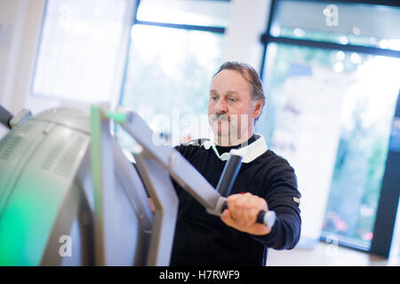 Gelsenkirchen, Deutschland. 3. November 2016. Ehemalige Bundesliga-Fußball-Trainer Peter Neururer trainieren Sie im Fitnessstudio Injoy im Schalker Sportpark in Gelsenkirchen, Deutschland, 3. November 2016. Foto: ROLF VENNENBERND/Dpa/Alamy Live News Stockfoto