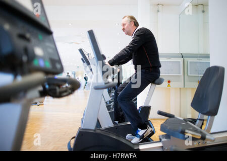 Gelsenkirchen, Deutschland. 3. November 2016. Ehemalige Bundesliga-Fußball-Trainer Peter Neururer trainieren Sie im Fitnessstudio Injoy im Schalker Sportpark in Gelsenkirchen, Deutschland, 3. November 2016. Foto: ROLF VENNENBERND/Dpa/Alamy Live News Stockfoto