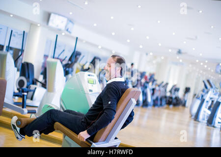 Gelsenkirchen, Deutschland. 3. November 2016. Ehemalige Bundesliga-Fußball-Trainer Peter Neururer trainieren Sie im Fitnessstudio Injoy im Schalker Sportpark in Gelsenkirchen, Deutschland, 3. November 2016. : Foto ROLF VENNENBERND/Dpa: Rolf Vennenbernd/Dpa/Alamy Live News Stockfoto