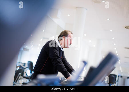 Gelsenkirchen, Deutschland. 3. November 2016. Ehemalige Bundesliga-Fußball-Trainer Peter Neururer trainieren Sie im Fitnessstudio Injoy im Schalker Sportpark in Gelsenkirchen, Deutschland, 3. November 2016. Foto: ROLF VENNENBERND/Dpa/Alamy Live News Stockfoto