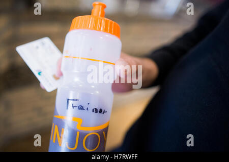 Gelsenkirchen, Deutschland. 3. November 2016. Ehemalige Bundesliga-Fußball-Trainer Peter Neururer trainieren Sie im Fitnessstudio Injoy im Schalker Sportpark in Gelsenkirchen, Deutschland, 3. November 2016. Foto: ROLF VENNENBERND/Dpa/Alamy Live News Stockfoto