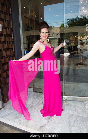 West Hollywood, Kalifornien, USA. 7. November 2016. Schauspielerin Vida Ghaffari gesichtet am La Cienega Boulevard in West Hollywood, Kalifornien, USA. Bildnachweis: Sheri Determan / Alamy Live News Stockfoto