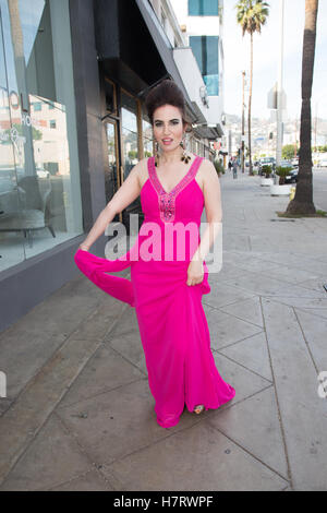 West Hollywood, Kalifornien, USA. 7. November 2016. Schauspielerin Vida Ghaffari gesichtet am La Cienega Boulevard in West Hollywood, Kalifornien, USA. Bildnachweis: Sheri Determan / Alamy Live News Stockfoto