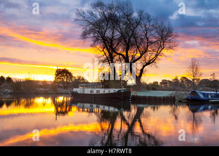 Burscough, Lancashire. De 8. November 2016. UK Wetter. Kalt, klar, ruhig, mit einem violetten Dämmerung (Twilight Sonnenstrahlen) ein Phänomen, das dauert ein paar Minuten, in Verbindung mit dem Sonnenaufgang über dem Leeds Liverpool canal. Sonnenstrahlen auftreten, wenn Objekte wie Berggipfel oder Wolken teilweise Schatten die Strahlen der Sonne. Der Name dämmerungsaktiv bedeutet lating zu Twilight' und werden diese Strahlen bei Sonnenaufgang beobachtet, wenn die Atmosphäre ausreichend Dunst oder Staubpartikel, so dass Sonnenlicht in unshadowed Bereiche können auf den Beobachter zerstreut werden enthält. Credit: MediaWorldImages/Alamy leben Nachrichten Stockfoto