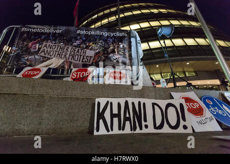 London, UK. 7. November 2016. Protest-Banner und Plakate vor dem Rathaus. Aktivisten von "Stop Killing Radfahrer" und Straße Sicherheit Aktivisten inszeniert ein Protest und Mahnwache vor dem Rathaus in der Nähe von Tower Bridge am Südufer, Bürgermeister von London, Sadiq Khan zu ergreifen, um Radfahrer sterben zu stoppen und Verbot von gefährlichen LKW aus der Hauptstadt Straßen zu drängen. Bildnachweis: Vickie Flores/Alamy Live-Nachrichten Stockfoto