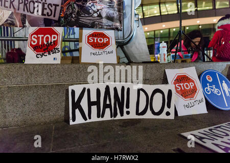 London, UK. 7. November 2016. Protest-Banner und Plakate vor dem Rathaus. Aktivisten von "Stop Killing Radfahrer" und Straße Sicherheit Aktivisten inszeniert ein Protest und Mahnwache vor dem Rathaus in der Nähe von Tower Bridge am Südufer, Bürgermeister von London, Sadiq Khan zu ergreifen, um Radfahrer sterben zu stoppen und Verbot von gefährlichen LKW aus der Hauptstadt Straßen zu drängen. Bildnachweis: Vickie Flores/Alamy Live-Nachrichten Stockfoto