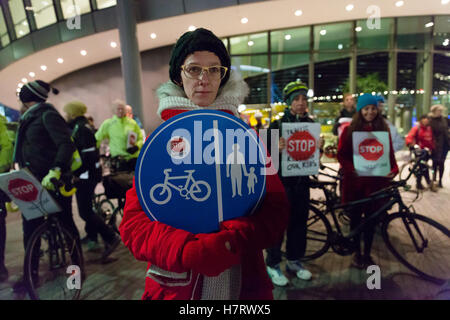 London, UK. 7. November 2016. Demonstranten vor dem Rathaus mit dem Fahrrad. Aktivisten von "Stop Killing Radfahrer" und Straße Sicherheit Aktivisten inszeniert ein Protest und Mahnwache vor dem Rathaus in der Nähe von Tower Bridge am Südufer, Bürgermeister von London, Sadiq Khan zu ergreifen, um Radfahrer sterben zu stoppen und Verbot von gefährlichen LKW aus der Hauptstadt Straßen zu drängen. Bildnachweis: Vickie Flores/Alamy Live-Nachrichten Stockfoto