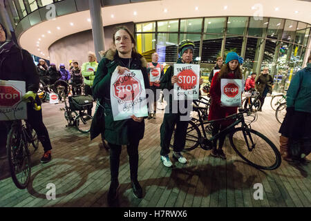 London, UK. 7. November 2016. Demonstranten vor dem Rathaus mit dem Fahrrad. Aktivisten von "Stop Killing Radfahrer" und Straße Sicherheit Aktivisten inszeniert ein Protest und Mahnwache vor dem Rathaus in der Nähe von Tower Bridge am Südufer, Bürgermeister von London, Sadiq Khan zu ergreifen, um Radfahrer sterben zu stoppen und Verbot von gefährlichen LKW aus der Hauptstadt Straßen zu drängen. Bildnachweis: Vickie Flores/Alamy Live-Nachrichten Stockfoto