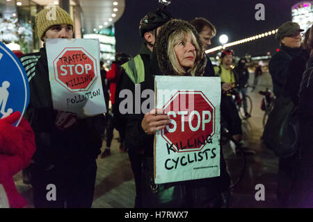 London, UK. 7. November 2016. Demonstranten vor dem Rathaus mit dem Fahrrad. Aktivisten von "Stop Killing Radfahrer" und Straße Sicherheit Aktivisten inszeniert ein Protest und Mahnwache vor dem Rathaus in der Nähe von Tower Bridge am Südufer, Bürgermeister von London, Sadiq Khan zu ergreifen, um Radfahrer sterben zu stoppen und Verbot von gefährlichen LKW aus der Hauptstadt Straßen zu drängen. Bildnachweis: Vickie Flores/Alamy Live-Nachrichten Stockfoto