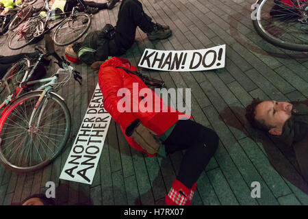 London, UK. 7. November 2016. Radsport Demonstranten beteiligen sich eine'sterben' Protest Mahnwache vor dem Rathaus. Aktivisten von "Stop Killing Radfahrer" und Straße Sicherheit Aktivisten inszeniert ein Protest und Mahnwache vor dem Rathaus in der Nähe von Tower Bridge am Südufer, Bürgermeister von London, Sadiq Khan zu ergreifen, um Radfahrer sterben zu stoppen und Verbot von gefährlichen LKW aus der Hauptstadt Straßen zu drängen. Bildnachweis: Vickie Flores/Alamy Live-Nachrichten Stockfoto