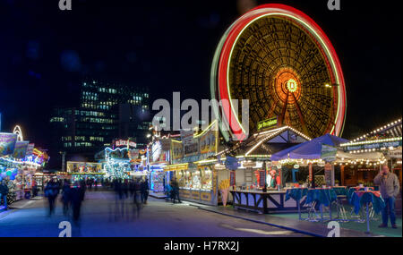 Hamburg, Deutschland. 7. November 2016. Ein Riesenrad auf dem Winterdom-Markt in Hamburg, Deutschland, 7. November 2016. Die jährlichen Wintermarkt ist offen für einen Monat (04.11.16, die 04.12.16). Foto: AXEL HEIMKIN/Dpa/Alamy Live News Stockfoto