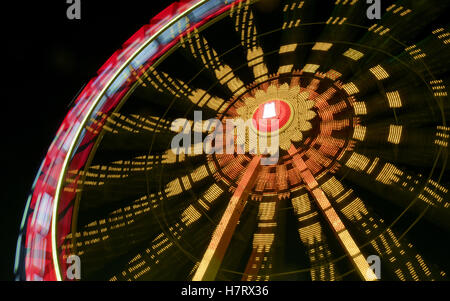 Hamburg, Deutschland. 7. November 2016. Ein Riesenrad auf dem Winterdom-Markt in Hamburg, Deutschland, 7. November 2016. Die jährlichen Wintermarkt ist offen für einen Monat (04.11.16, die 04.12.16). Foto: AXEL HEIMKIN/Dpa/Alamy Live News Stockfoto