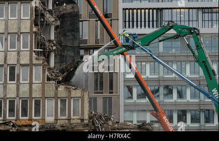 Hamburg, Deutschland. 7. November 2016. Arbeiter benutzen schweren Maschinen während des Abrisses des Axel-Springer-Gebäudes in Hamburg, Deutschland, ß7 November 2016. Foto: Axel Heimkin/Dpa/Alamy Live News Stockfoto